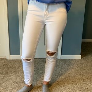 Levi’s White 721 High Rise Skinny 26 distressed